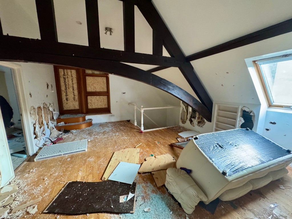 Lot: 72 - FORMER DANCE STUDIO AND TWO-BEDROOM FLAT - First floor living room